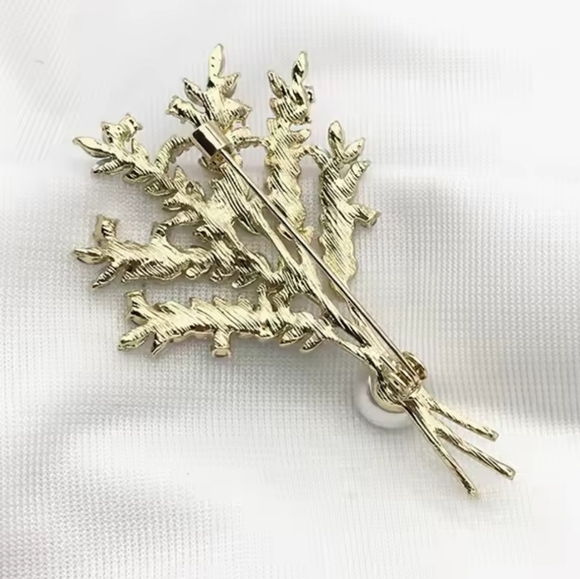 Elegant Gold and Silver Brooch with Pearl Accent - Picture 6 of 8